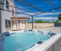 Istria, Vodnjan, dwa odnowione obiekty mieszkalne z jacuzzi w spokojnej lokalizacji