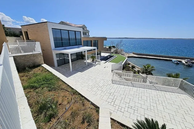 Designer-Villa in erster Reihe