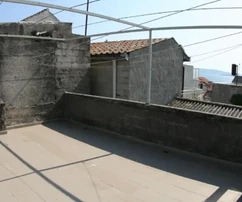 K. Štafilić, maison mitoyenne en pierre de 140 m2, à 50 m de la mer, centre-ville