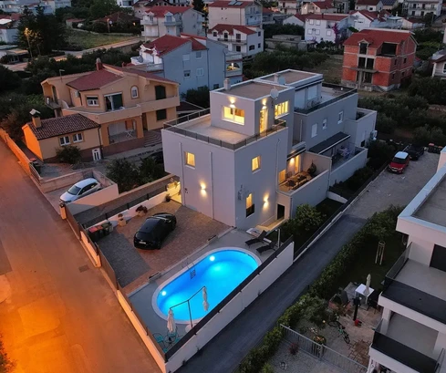 Vodice - Maison jumelée avec terrasse sur le toit, piscine, à 450 m du centre