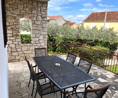 Urokliwy dom na wyspie Brač z mieszkaniem i ogrodem na sprzedaż