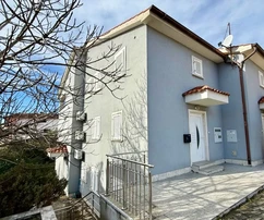 APPARTEMENT MEUBLÉ AVEC JARDIN, DANS UN ENDROIT CALME !