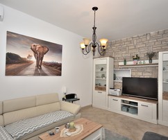 In Vodice steht ein Haus mit fünf Wohnungen zum Verkauf