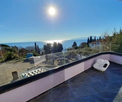 NEUE FREISTEHENDE VILLA MIT DREI APARTMENTS UND MEERBLICK, 200 M VOM STRAND ENTFERNT!