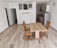 Čiovo, Okrug G., 2 hálószobás lakás, 85 m2, új építésű, bútorozott, garázsbeálló.