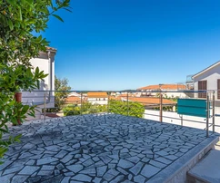 Przestronny dom z mieszkaniami na sprzedaż w Rogoznicy w Chorwacji