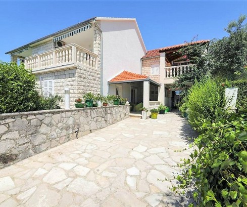 Luxusná vila s bazénom na ostrove Brač v blízkosti pláží na predaj