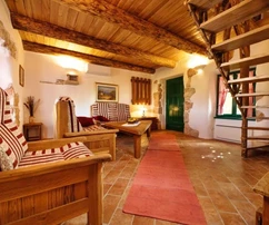 CASA IN PIETRA RISTRUTTURATA CON PISCINA, IN ZONA TRANQUILLA!