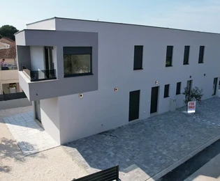 Žaborić - Dvojna kuća S2, 70 m od mora, novogradnja s vrtom i terasom