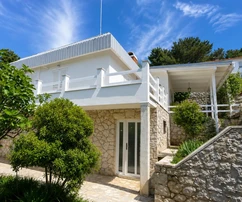 Cres, Martinscica, freistehendes Haus, 148 m², zwei Wohnungen, nur 150 m vom Meer entfernt