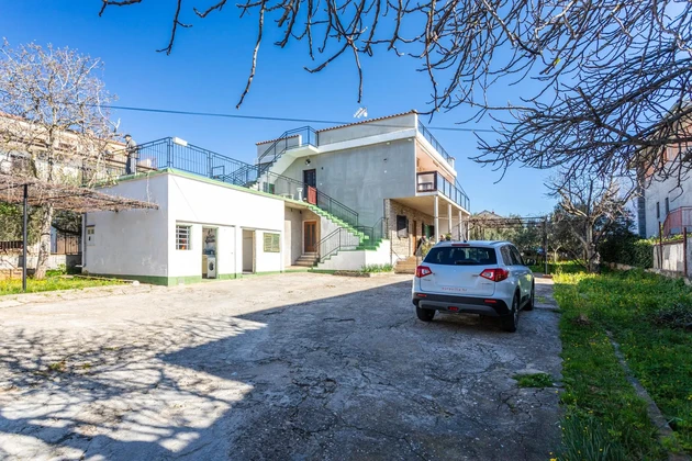 Casa con patio en venta en Brodarica cerca de Šibenik en Croacia