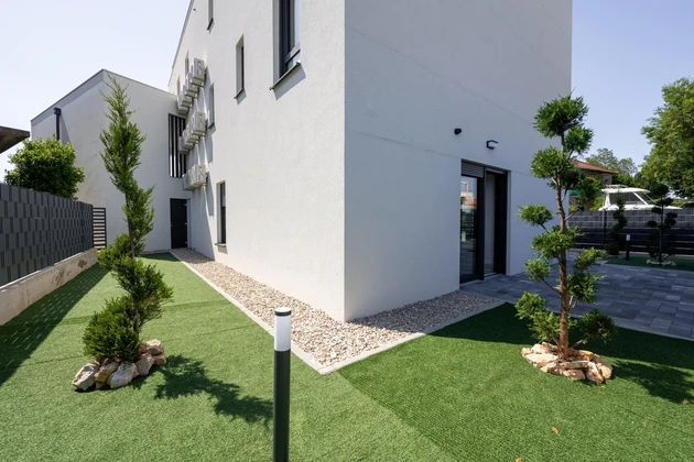 Zadar, Sukošan, Zwei-Zimmer-Wohnung mit Garten, erste Reihe zum Meer