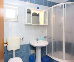 Condominio fronte mare di Rogoznica con giardino lussureggiante