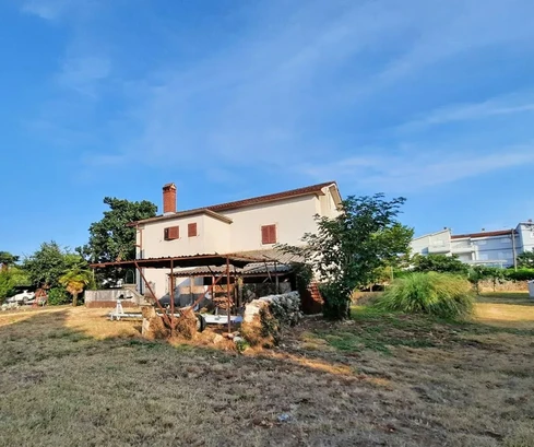 CASA DE PIEDRA INDEPENDIENTE EN UNA UBICACIÓN ATRACTIVA, ¡A 400 M DEL MAR!