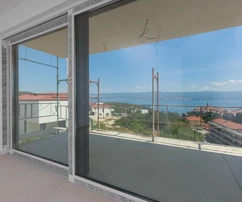 Ostrov Krk, Vrbnik, moderný apartmán s výhľadom na more, ďalším štúdiovým priestorom a záhradou