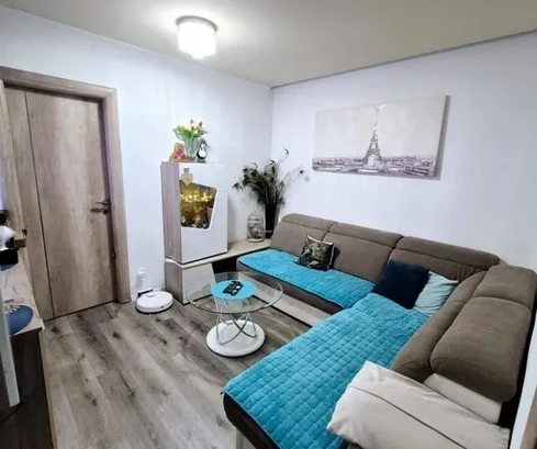 Split, Kman, appartement de trois pièces de 80 m2 au 4e étage, sans ascenseur, orientation sud-ouest, débarras