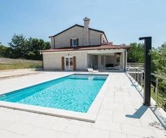 Kamenný dům s bazénem na prodej v Kanfanaru v Chorvatsku