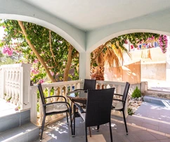 Casa independiente con apartamentos en venta en Milna, Croacia