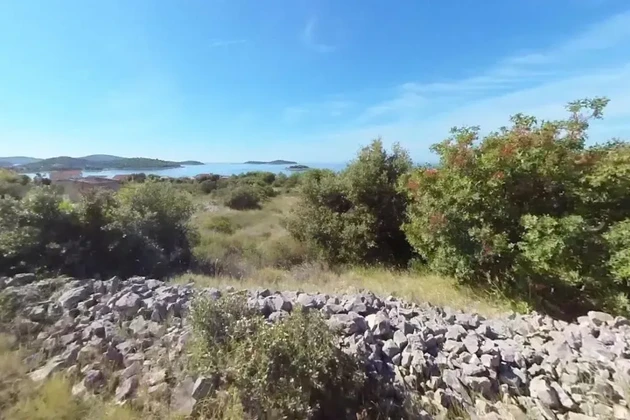 Rogoznica, stavební pozemek 1684 m2 v zóně M1, 300 m od moře