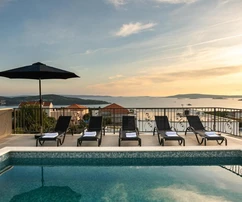 Casa moderna con piscina disponible en Seget Vranjica para comprar en Croacia