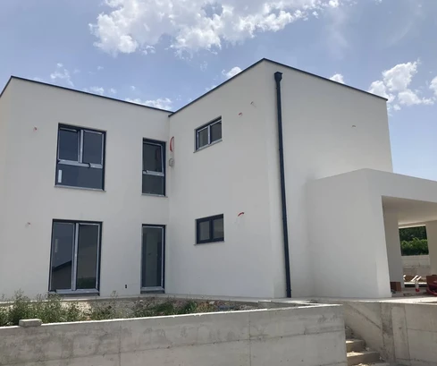 Истрийская вилла с бассейном на продажу в тихом городке Раша в Хорватии.