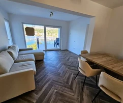 Seget Vranjica, casa independiente de 370 m2, primera línea de mar