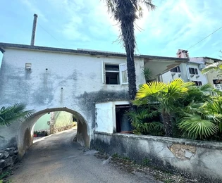 AUTÉNTICA CASA DE PIEDRA CON JARDÍN, EN UNA ZONA TRANQUILA.
