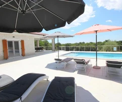 Kamenný dom s bazénom na predaj v Kanfanare v Chorvátsku