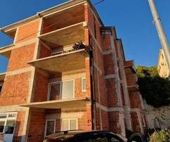 Trogir, Saldun, casa con 5 appartamenti 487 m2, non finita, vista mare aperto
