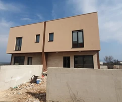 Villa bifamiliare in fase di lavori finali