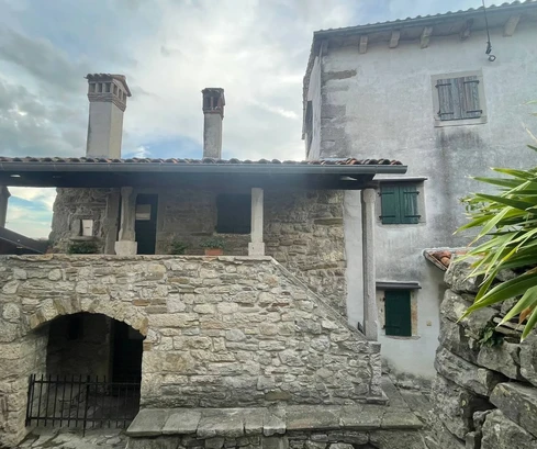 Storica villa in pietra in vendita nel cuore di Hum in Croazia