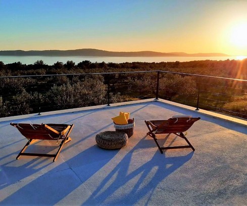 Modern berendezésű, energiatakarékos villa Brač szigetén, lenyűgöző tengerre néző panorámával