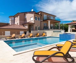 Pula: Oszałamiająca posiadłość z bogatymi udogodnieniami