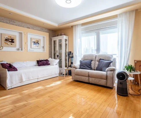 Casa con apartamentos y piscina en venta en Vodice, Croacia