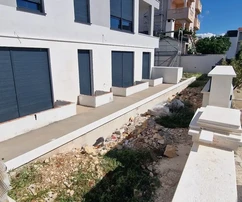 Ciovo, Distretto G, appartamento con 2 camere da letto 89 m2 + giardino 132 m2 + piscina 15 m2