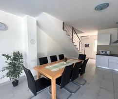 APARTAMENTO AMUEBLADO CON PISCINA Y JARDÍN, EN UNA ZONA TRANQUILA!