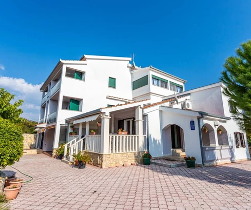 Apartmenthaus mit Pool in Marina zu verkaufen in Kroatien