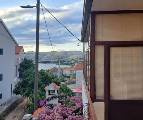 Čiovo, Okrug Gornji, háromszobás, kétszintes lakás házban, 135 m2, tengerre néző kilátás