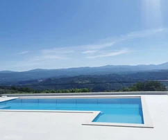 Vila s bazénem na prodej v Istrii s panoramatickým výhledem v Chorvatsku