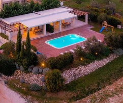 Modernes Refugium mit Privatsphäre, Pool und Spielbereich – nur wenige Minuten vom Meer entfernt