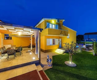 Samostojeća kuća s bazenom na prodaju Kaštela