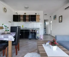 Rogoznica, bytový dům se sedmi bytovými jednotkami a výhledem na moře a Rogoznicu
