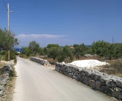 Trogir-Umgebung, Drvenik Mali, Baugrundstück 1052m2, 150m vom Meer