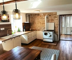 Istria, Svetvinčenat, casa de piedra istriana completamente renovada con edificios anexos
