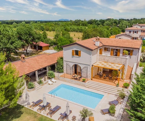 Amplia villa en venta en Svetvinčenat, Croacia