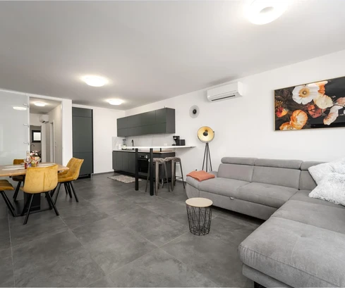 Isztria, Funtana, Modern lakás új építésű házban, nagy terasszal, 500 m-re a tengertől