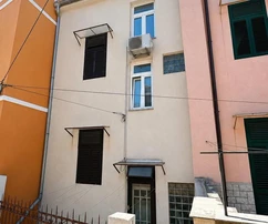 Crikvenica, trzykondygnacyjny dom na promenadzie z dwoma oddzielnymi wejściami, pierwsza linia do morza