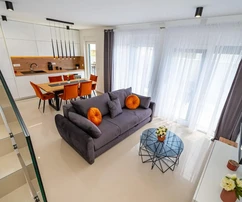 Dom z dwoma mieszkaniami na sprzedaż w Nin w Chorwacji