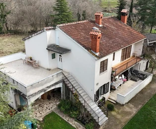 Istrien, Poreč, Ideale Immobilie zum Wohnen oder Vermieten: zwei Einheiten, Garage und großes Grundstück