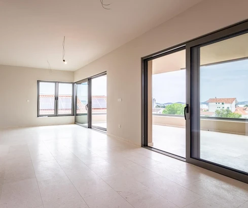 Vodice, luxuriöses Penthouse mit drei Schlafzimmern, 157,59 m², Panoramameerblick und geräumigen Terrassen
